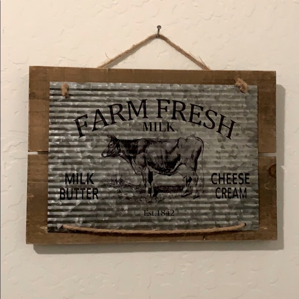 Farm Fresh Milk sign
